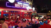 抖音网红在酒吧吃瓜,揭秘娱乐圈幕后故事